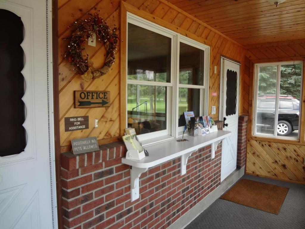 Sullivan Trail Inn & Suites Pocono Lake Εξωτερικό φωτογραφία