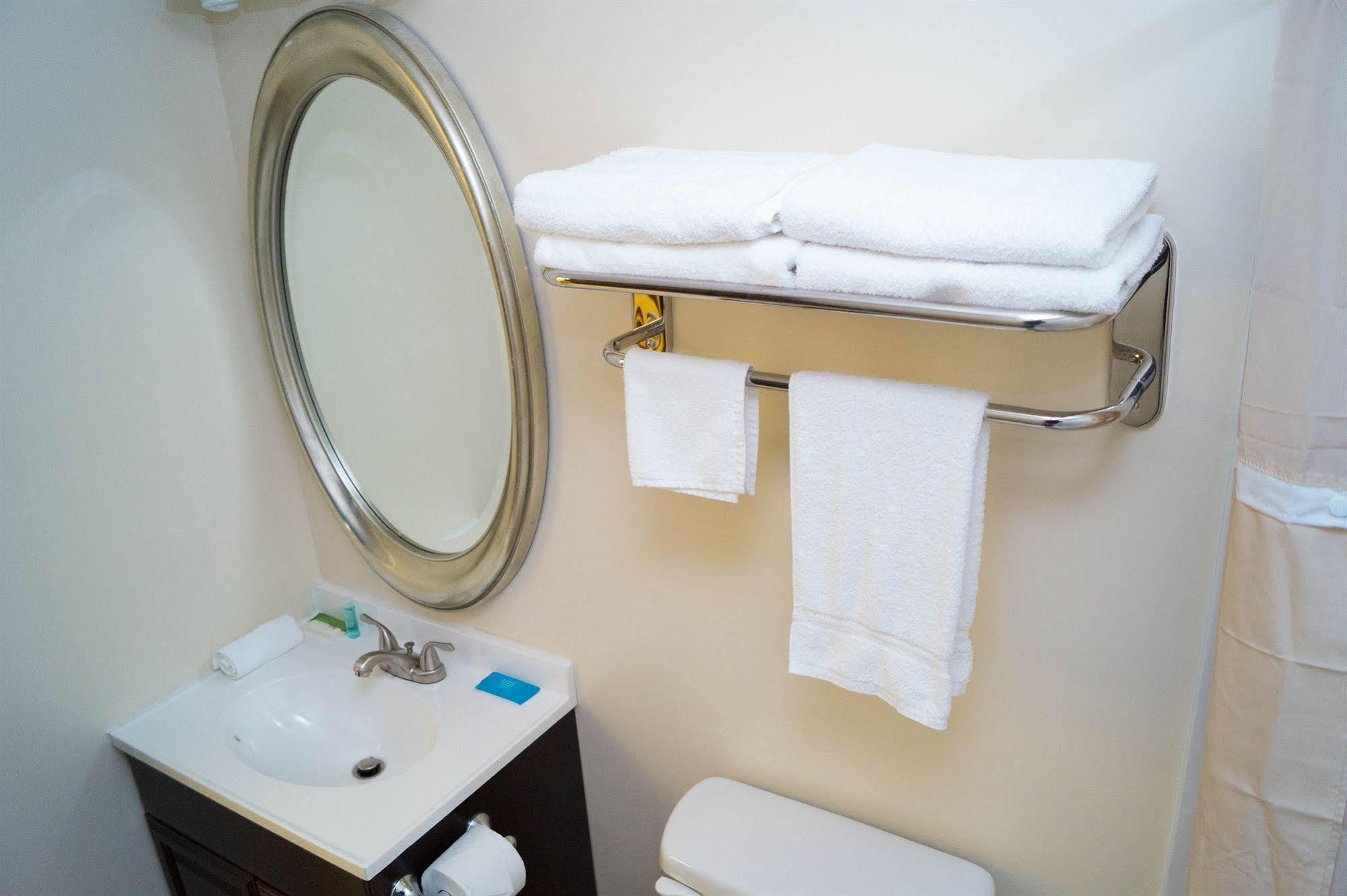 Sullivan Trail Inn & Suites Pocono Lake Εξωτερικό φωτογραφία