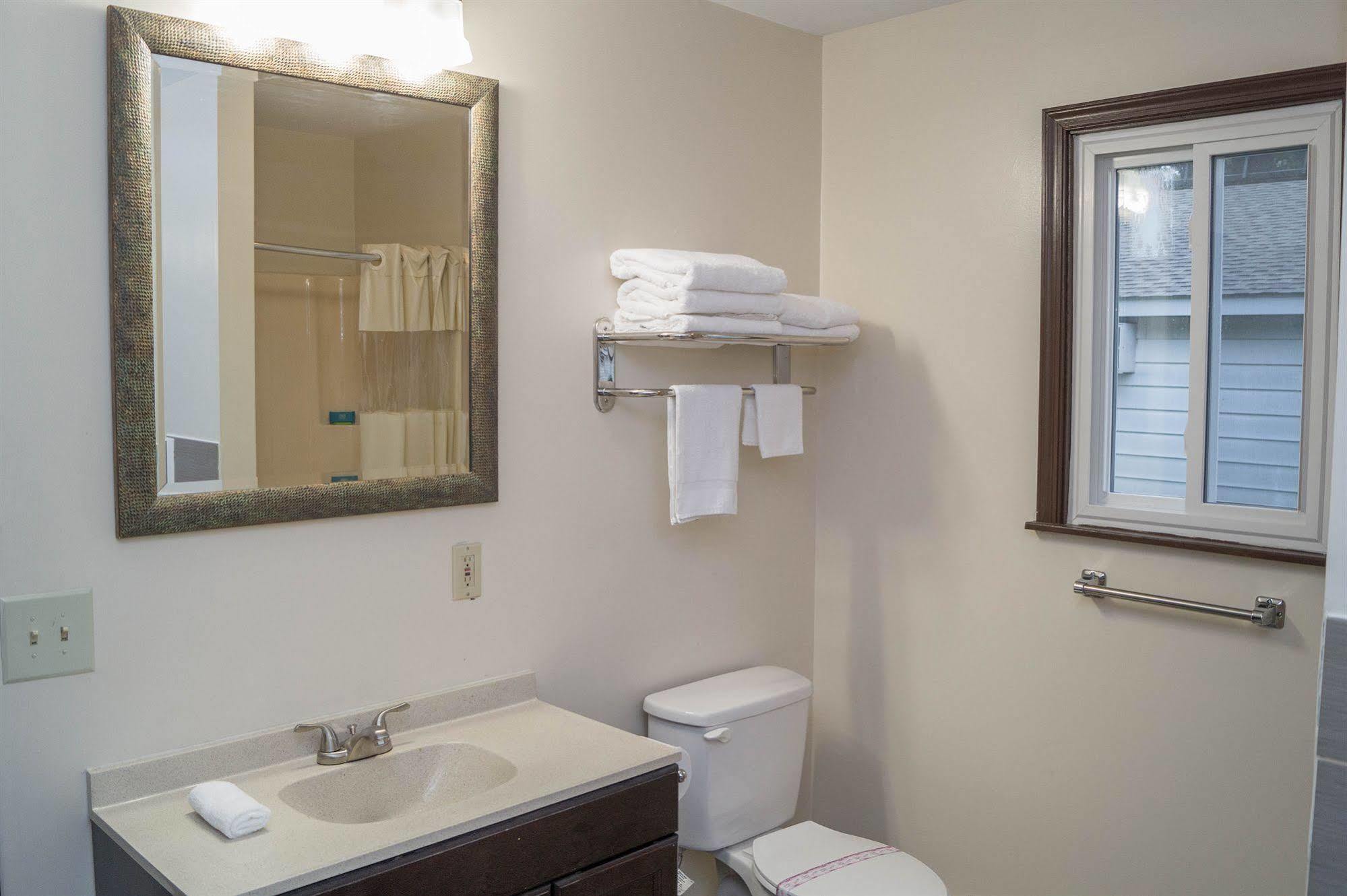Sullivan Trail Inn & Suites Pocono Lake Εξωτερικό φωτογραφία